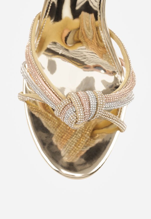 Renee - Złote Lakierowane Sandały Vices na Szpilce z Cyrkoniami na Paskach Vanarila. Okazja: na wesele, na ślub cywilny. Zapięcie: pasek. Kolor: złoty. Materiał: lakier. Wzór: aplikacja. Obcas: na szpilce. Styl: wizytowy