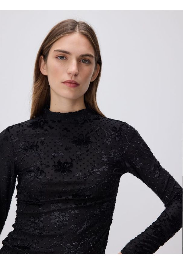 Reserved - Longsleeve w kwiatowy wzór - czarny. Kolor: czarny. Długość rękawa: długi rękaw. Wzór: kwiaty