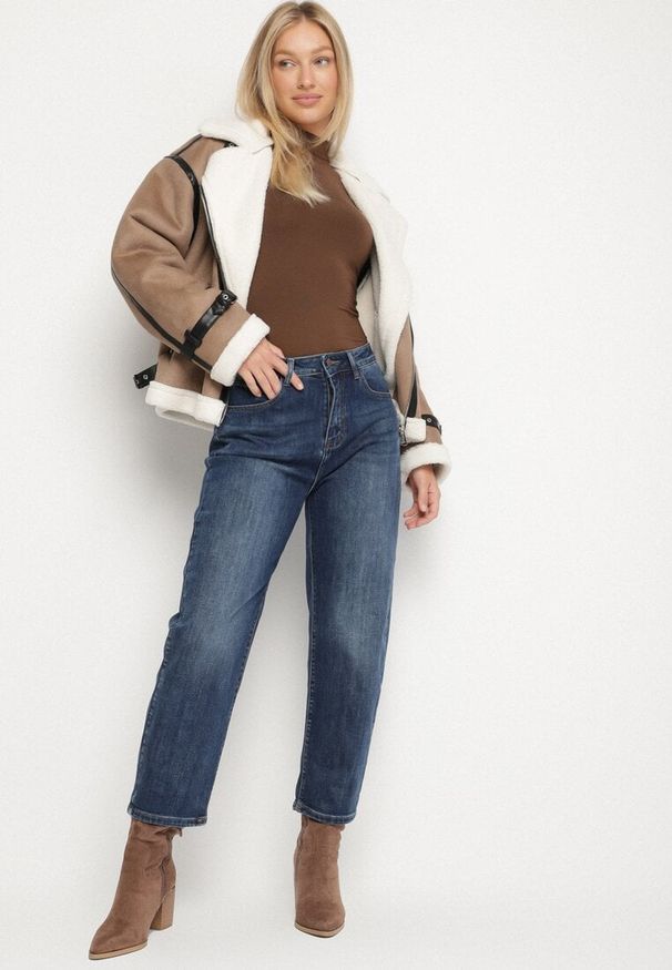 Born2be - Niebieskie Jeansy Mom Fit z Wysokim Stanem i Domieszką Wiskozy Atavite. Okazja: na randkę, na co dzień. Stan: podwyższony. Kolor: niebieski. Styl: klasyczny, casual