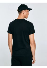 Big-Star - Koszulka męska z logo BIG STAR czarna Quado 906. Okazja: na co dzień. Kolor: czarny. Materiał: dzianina, jeans. Długość rękawa: krótki rękaw. Długość: krótkie. Wzór: kolorowy, nadruk. Styl: casual, sportowy #5