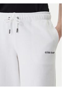 Guess Jeans Spodnie dresowe W6RB52 K68I4 Biały Regular Fit. Kolor: biały. Materiał: bawełna #4