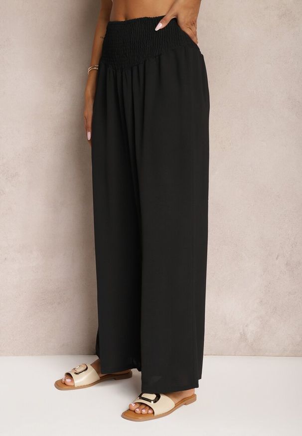 Renee - Czarne Spodnie Kuloty High Waist z Gumką w Talii Lipadre. Stan: podwyższony. Kolor: czarny. Długość: krótkie