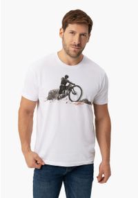 Volcano - T-shirt z rowerowym printem, Comfort Fit, T-DAREN. Okazja: na co dzień. Materiał: bawełna, skóra, materiał. Długość rękawa: krótki rękaw. Długość: krótkie. Wzór: nadruk. Styl: casual, sportowy #1