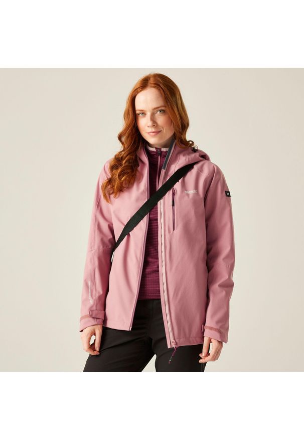 Regatta - Kurtka turystyczna przeciwdeszczowa damska Birchdale wodoodporna. Kolor: różowy. Materiał: tkanina, poliester. Sport: turystyka piesza