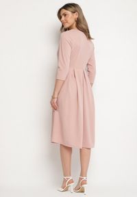 Born2be - Jasnoróżowa Rozkloszowana Sukienka z Rękawem 3/4 Nomiel. Typ kołnierza: dekolt w kształcie V. Kolor: różowy. Typ sukienki: rozkloszowane. Styl: klasyczny, elegancki #6