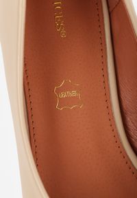 Born2be - Beżowe Czółenka Vices ze Skórzaną Wkładką Zdobione Metaliczną Aplikacją Daisse. Okazja: na co dzień, na spotkanie biznesowe, na ślub cywilny, do pracy, na wesele. Kolor: beżowy. Materiał: skóra. Wzór: aplikacja. Obcas: na obcasie. Styl: glamour, biznesowy, casual, klasyczny, wizytowy. Wysokość obcasa: niski #8