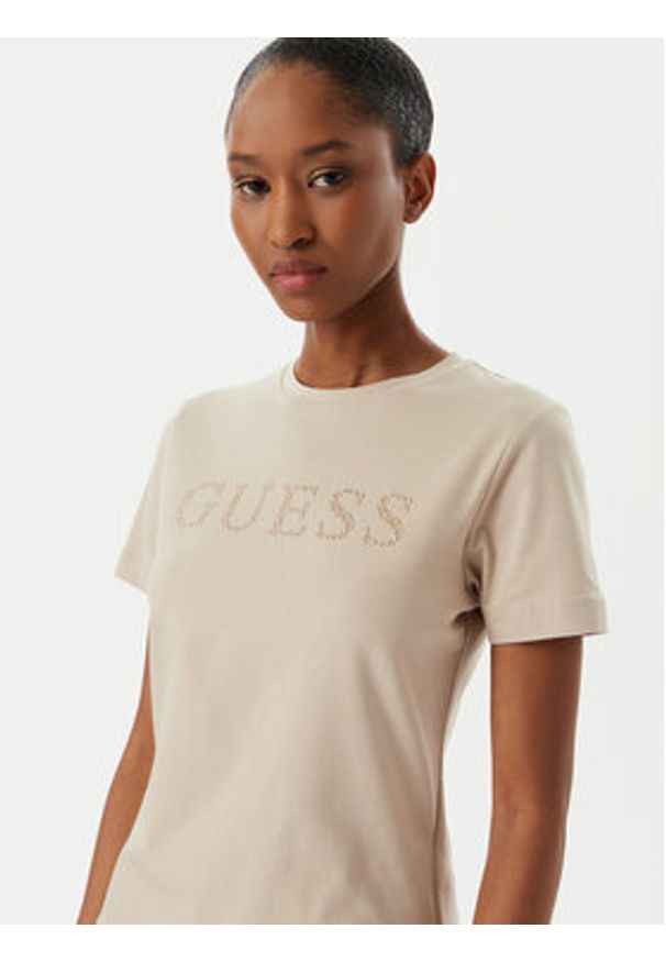 Guess T-Shirt V6RI20 J1314 Beżowy Regular Fit. Kolor: beżowy. Materiał: bawełna