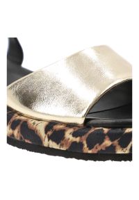 Złote Sandały S.Barski Stylowe Obuwie Damskie Ze Zwierzęcym Printem. Okazja: na co dzień. Zapięcie: pasek. Kolor: złoty. Wzór: nadruk, motyw zwierzęcy. Sezon: lato. Styl: elegancki #6