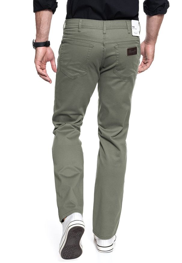 Wrangler - WRANGLER SPODNIE MĘSKIE TEXAS DUSTY OLIVE W121W3275 112126231. Stan: podwyższony. Materiał: materiał. Wzór: moro. Styl: militarny