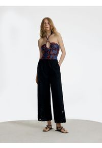 Reserved - Spodnie z ażurowym wykończeniem - czarny. Kolor: czarny. Materiał: tkanina, bawełna. Wzór: ażurowy #1