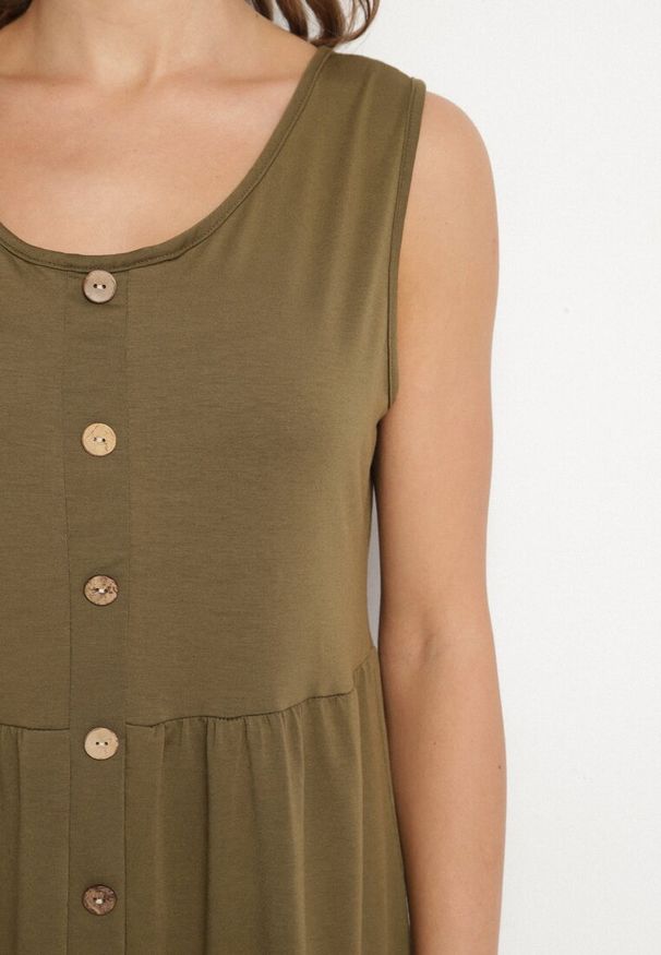 Born2be - Ciemnozielona Sukienka o Rozkloszowanym Kroju na Szerokich Ramiączkach z Guzikami Saniella. Okazja: na co dzień. Kolor: zielony. Długość rękawa: na ramiączkach. Typ sukienki: rozkloszowane. Styl: casual, klasyczny, elegancki