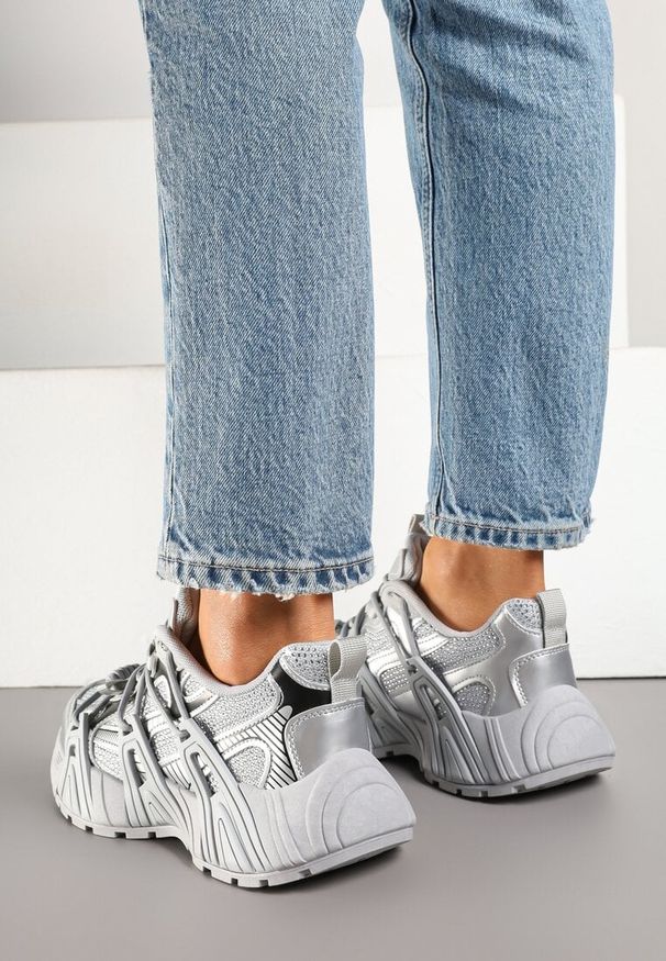 Born2be - Srebrne Sneakersy na Grubej Podeszwie Ozdobione Tłoczeniem Zardisa. Okazja: na co dzień. Kolor: srebrny. Materiał: jeans. Wzór: aplikacja