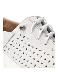 Półbuty damskie Wasak, ze skóry naturalnej licowej ażurowa cholewka sznurowanie lekka podeszwa casual, białe, 0810. Okazja: na co dzień. Zapięcie: sznurówki. Kolor: biały. Materiał: skóra. Szerokość cholewki: normalna. Wzór: ażurowy. Styl: casual #6