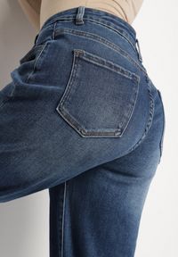 Born2be - Niebieskie Jeansy o Kroju Mom Fit z Wysokim Stanem i Serduszkiem z Tyłu Nalunna. Okazja: na co dzień. Stan: podwyższony. Kolor: niebieski. Styl: klasyczny, casual, elegancki #3