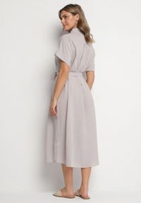Born2be - Jasnoszara Sukienka z Wiskozy o Koszulowym Kroju z Wiązanym Paskiem Danisna. Okazja: na co dzień. Kolor: szary. Materiał: wiskoza. Długość rękawa: krótki rękaw. Wzór: aplikacja. Typ sukienki: koszulowe. Styl: elegancki, casual, klasyczny. Długość: midi #7