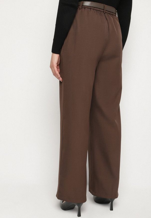 Born2be - Brązowe Szerokie Spodnie Garniturowe z Paskiem z Klamrą w Kształcie Muszelki Setera. Okazja: na co dzień. Stan: podwyższony. Kolor: brązowy. Wzór: paski. Styl: casual, elegancki