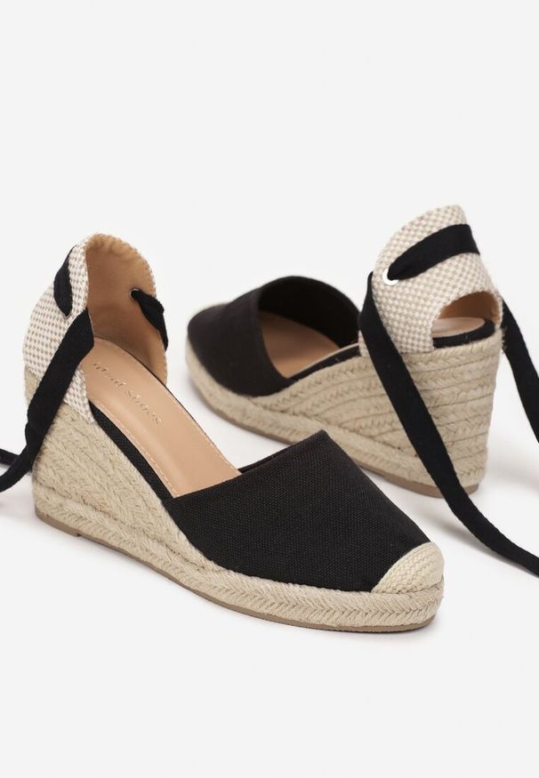 Renee - Czarne Wiązane Sandały Espadryle na Wysokim Koturnie z Plecionką Perselia. Kolor: czarny. Wzór: aplikacja. Obcas: na koturnie. Styl: boho