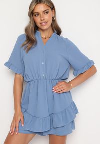 Born2be - Niebieski Taliowany Kombinezon z Gumką w Talii i Ozdobną Falbanką przy Rękawach Nanselena. Kolor: niebieski. Długość rękawa: krótki rękaw. Długość: krótkie. Styl: elegancki #1