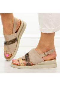 Beżowe zamszowe sandały damskie na koturnie Jezzi 2267-13. Okazja: na co dzień, na spacer. Kolor: beżowy. Materiał: zamsz. Sezon: lato. Obcas: na koturnie. Styl: casual, klasyczny, elegancki #1