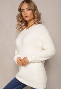 Renee - Jasnobeżowy Sweter z Puchatej Dzianiny z Dekoltem V Phimys. Kolor: beżowy. Materiał: dzianina. Sezon: jesień, zima #2