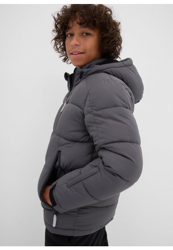bonprix - Zimowa kurtka pikowana z kapturem, na ciepłej podszewce. Typ kołnierza: kaptur. Kolor: szary. Sezon: zima
