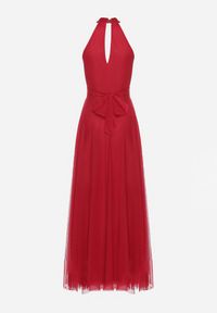 Born2be - Czerwona Wieczorowa Sukienka ze Stójką Wiązana w Talii Ozdobiona Siateczką Nestasoni. Okazja: na imprezę. Typ kołnierza: kołnierzyk stójkowy. Kolor: czerwony. Materiał: satyna. Długość rękawa: bez rękawów. Wzór: aplikacja. Styl: wizytowy #6