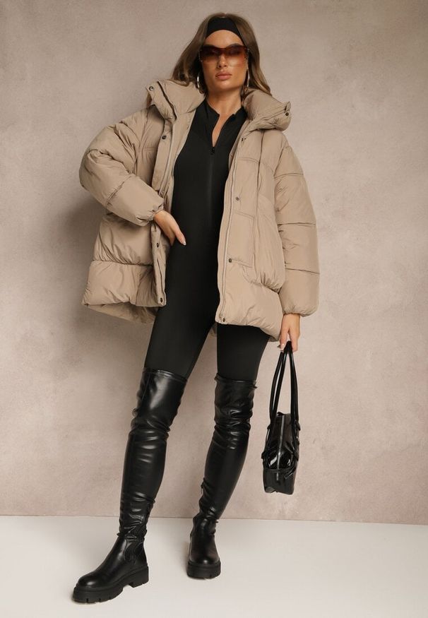 Renee - Beżowa Kurtka Oversize z Pikowanymi Przeszyciami i Kapturem Galeana. Okazja: na co dzień. Kolor: beżowy. Materiał: zamsz, jeans, poliester, dzianina. Sezon: zima. Styl: casual, elegancki