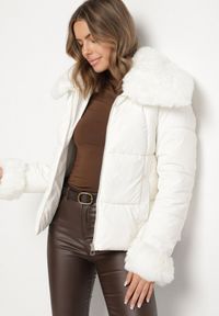 Born2be - Biała Pikowana Kurtka z Szerokim Kołnierzem z Futerkiem Galerra. Okazja: na spacer, na co dzień. Kolor: biały. Materiał: futro. Sezon: zima. Styl: casual, elegancki #6