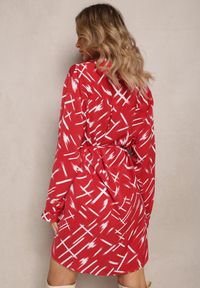 Renee - Czerwona Koszulowa Sukienka Wiązana w Talii w Abstrakcyjne Paski Azrakes. Kolor: czerwony. Długość rękawa: długi rękaw. Wzór: paski. Typ sukienki: koszulowe #5