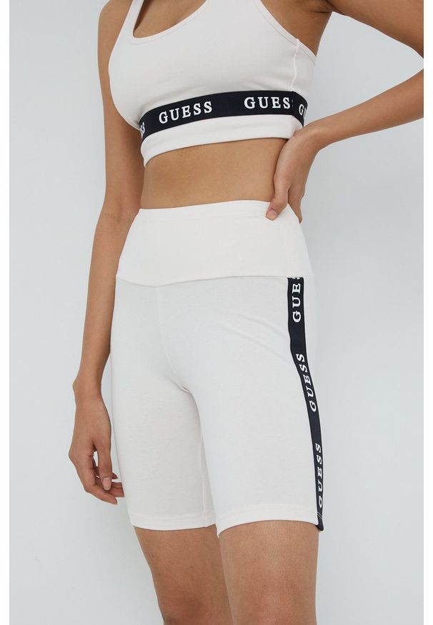 Guess Szorty damskie kolor różowy z nadrukiem high waist. Stan: podwyższony. Kolor: różowy. Materiał: dzianina. Wzór: nadruk