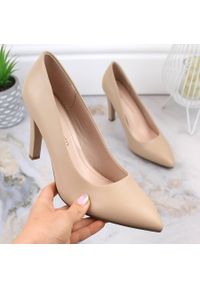 Czółenka damskie na obcasie beżowe coffe Sergio Leone 1446. Kolor: beżowy. Materiał: skóra ekologiczna. Szerokość cholewki: normalna. Obcas: na obcasie. Wysokość obcasa: średni #1