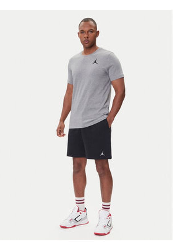 Nike T-Shirt DC7485 091 Szary Regular Fit. Kolor: szary. Materiał: bawełna