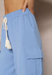 Renee - Niebieskie Spodnie High Waist o Kroju Bojówek z Kieszeniami Wykończone Gumką w Pasie Efiene. Okazja: na co dzień. Stan: podwyższony. Kolor: niebieski. Styl: casual #4