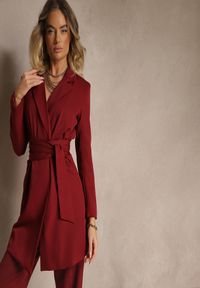 Renee - Bordowa Marynarka Sukienkowa z Usztywnioną Linią Ramion Wiązana w Talii Equintina. Okazja: na co dzień, na spotkanie biznesowe. Kolor: czerwony. Styl: klasyczny, casual, biznesowy, elegancki #4