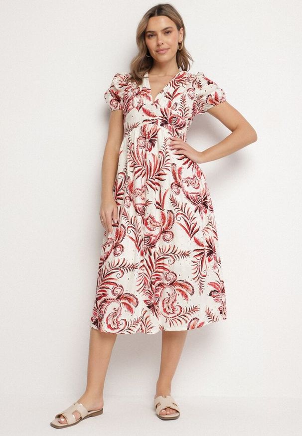 Born2be - Czerwona Rozkloszowana Sukienka z Dekoltem w Serek Zdobiona Roślinnym Wzorem Evilirae. Okazja: do pracy, na co dzień, na spotkanie biznesowe. Typ kołnierza: dekolt w serek. Kolor: czerwony. Wzór: aplikacja. Styl: casual, biznesowy