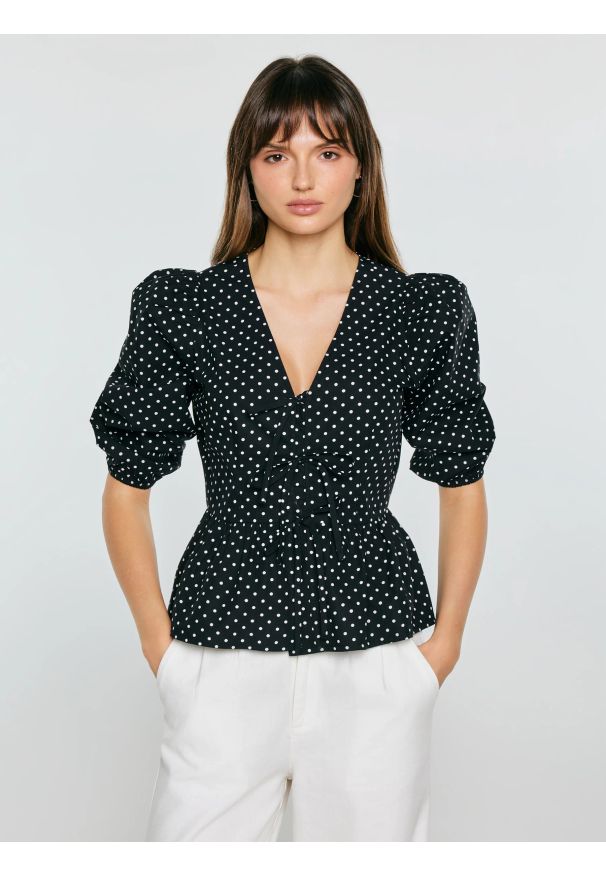 Big-Star - Bluzka damska z baskinką w kropki czarna Sori 906. Typ kołnierza: dekolt w kształcie V. Kolor: czarny. Materiał: bawełna. Wzór: kropki. Styl: klasyczny, elegancki