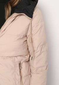 Born2be - Jasnobeżowa Dwustronna Kurtka Pikowana Ozdobiona Sznurkami Mivvena. Okazja: na co dzień. Kolor: beżowy. Materiał: jeans. Długość rękawa: długi rękaw. Długość: długie. Wzór: aplikacja. Styl: casual #3