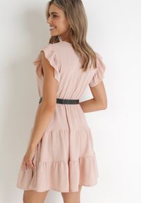 Born2be - Jasnoróżowa Sukienka z Gumką i Paskiem w Talii Ozdobiona Falbankami Deliga. Okazja: na co dzień. Typ kołnierza: kołnierz z falbankami. Kolor: różowy. Wzór: aplikacja. Styl: casual #5