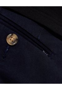 Ralph Lauren - RALPH LAUREN - Granatowe spodnie Chino Slim. Okazja: na co dzień. Kolor: niebieski. Materiał: bawełna. Wzór: aplikacja, napisy. Styl: klasyczny, casual, elegancki #3