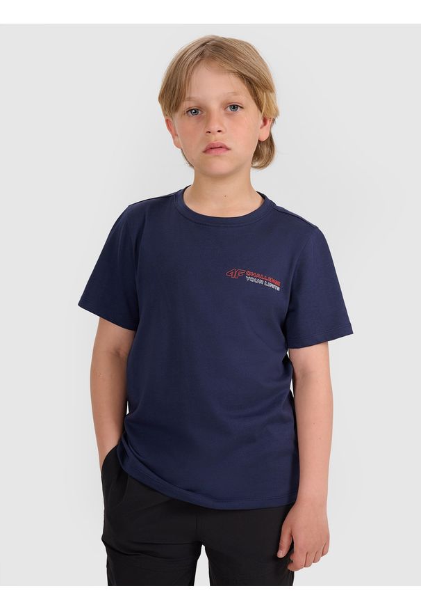 4f - 4F T-shirt regular z nadrukiem chłopięcy - granatowy 122 (6-7 lat). Okazja: na co dzień. Kolor: niebieski. Materiał: bawełna, jersey, dzianina. Długość rękawa: krótki rękaw. Długość: krótkie. Wzór: nadruk. Sezon: lato. Styl: klasyczny, sportowy, casual