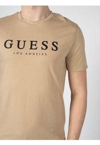 Guess T-Shirt "Leo" | X2BI14KBR42 | Mężczyzna | Beżowy. Okazja: na co dzień. Kolor: beżowy. Materiał: bawełna, poliester. Wzór: nadruk. Styl: casual, elegancki #3