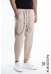 Xagon Spodnie | P26032 ZXAG92 | Mężczyzna | Beżowy. Okazja: na co dzień, na spotkanie biznesowe. Kolor: beżowy. Materiał: wiskoza, elastan, poliester. Długość: długie. Wzór: aplikacja. Styl: klasyczny, sportowy, casual, biznesowy, elegancki #5