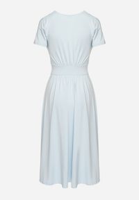 Born2be - Jasnoniebieska Taliowana Sukienka z Dekoltem na Zakładkę Quimadea. Okazja: na spotkanie biznesowe. Kolor: niebieski. Materiał: materiał. Wzór: aplikacja. Styl: elegancki, biznesowy #7