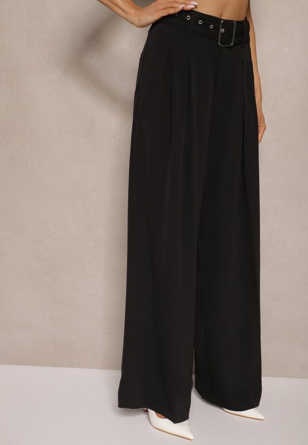 Renee - Czarne Spodnie Garniturowe o Szerokim Kroju High Waist Ozdobione Paskiem Halanilia. Stan: podwyższony. Kolor: czarny. Wzór: aplikacja. Styl: klasyczny, elegancki