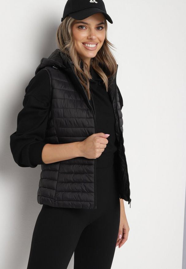 Born2be - Czarna Pikowana Kamizelka na Suwak z Kieszeniami i Odpinanym Kapturem Arsalna. Okazja: na co dzień. Typ kołnierza: golf. Kolor: czarny. Materiał: jeans. Styl: klasyczny, elegancki, casual