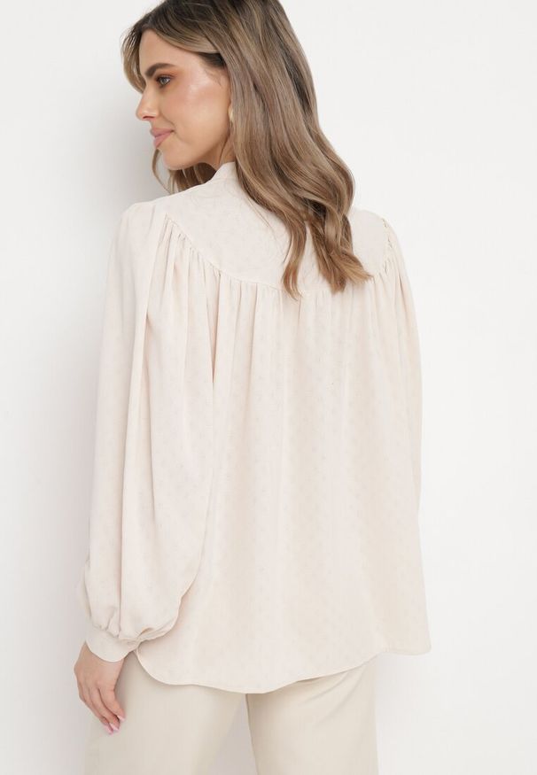 Born2be - Jasnobeżowa Koszula ze Stójką z Lekko Bufiastymi Rękawami Himastia. Typ kołnierza: kołnierzyk stójkowy. Kolor: beżowy. Materiał: jeans. Styl: klasyczny, elegancki