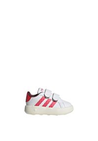 Buty Adidas Disney Minnie Mouse Grand Court 2.0 Infants. Kolor: biały, czerwony, wielokolorowy, różowy. Materiał: materiał. Wzór: motyw z bajki