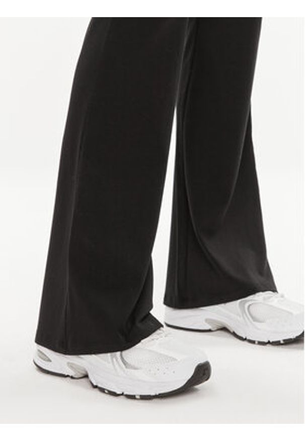 Gina Tricot Spodnie materiałowe 21671 Czarny Flare Fit. Kolor: czarny. Materiał: bawełna, materiał