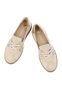 Trampki damskie Armodo, z łączonych materiałów ze skórą naturalną i zamszowymi wstawkami na cholewce sznurowana konstrukcja z metalicznymi paskami, b. Okazja: na co dzień. Zapięcie: pasek. Kolor: beżowy. Materiał: zamsz, skóra, materiał. Szerokość cholewki: normalna. Wzór: aplikacja. Styl: casual, klasyczny, sportowy #8