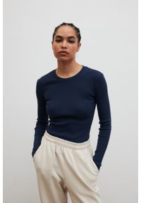 Marsala - Dopasowany top z długim rękawem z prążkowanej dzianiny w kolorze NAVY BLUE - MOODY-S. Materiał: dzianina, prążkowany. Długość rękawa: długi rękaw. Długość: długie